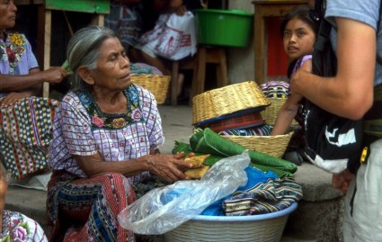 Prodej kukuřičných šišek tamales